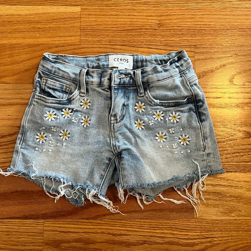 GIRLS size 7 Ceros Jeans sunflower shorts.